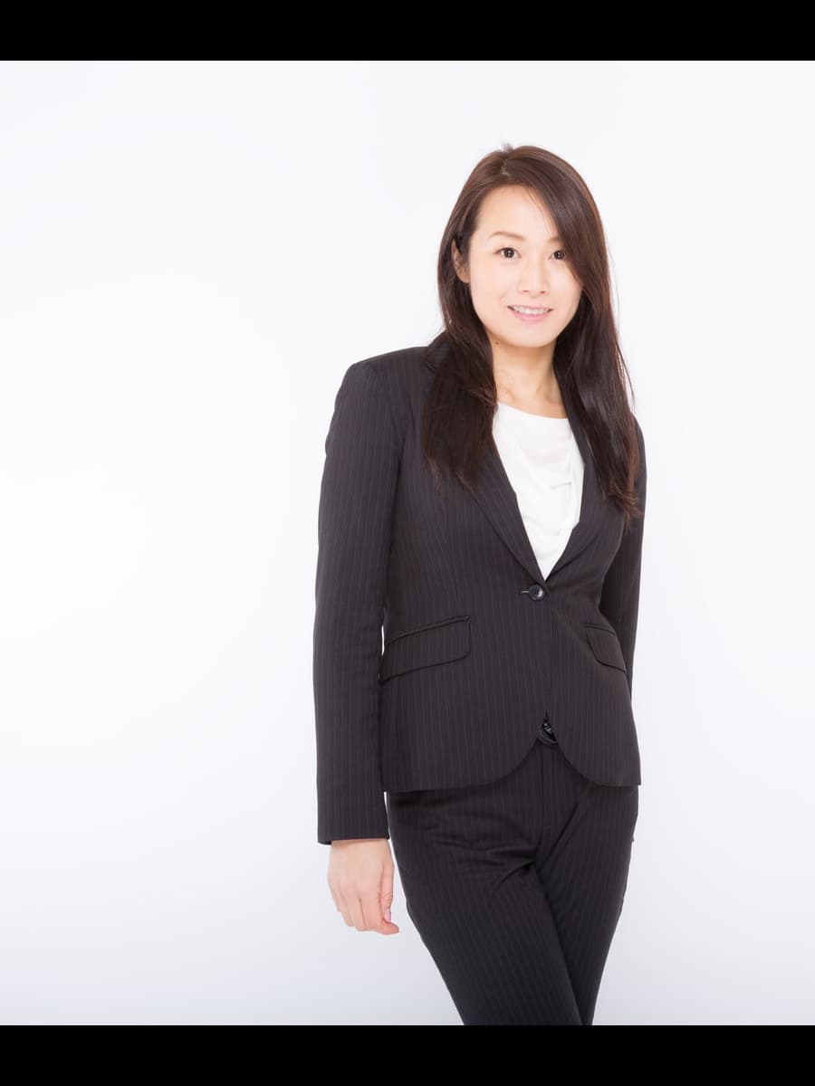 身穿西装的日本女性顾问,在现代办公室里微笑